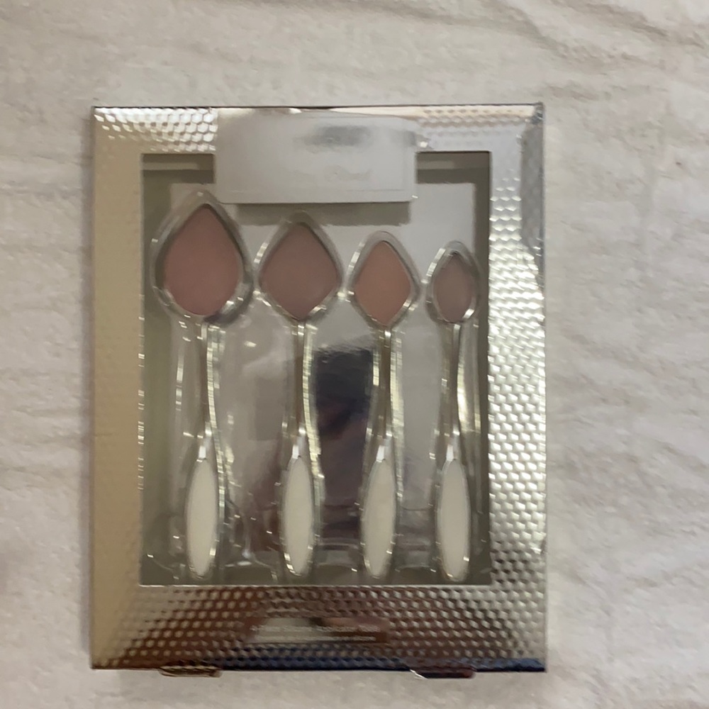 PUR cosmetic brushes never opened